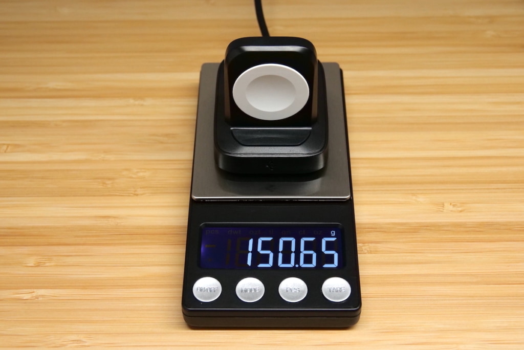 Spigen ArcField Apple Watch スタンド型充電器の重量を計測している様子