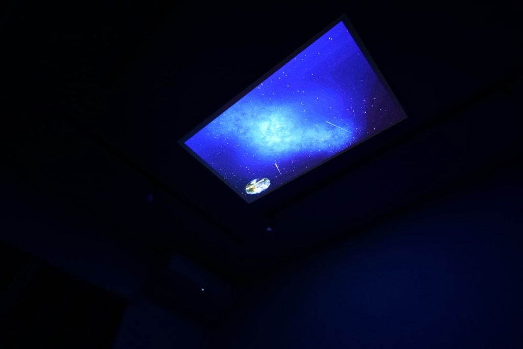 XGIMI Halo+ （プラス）で天井投影をしている様子