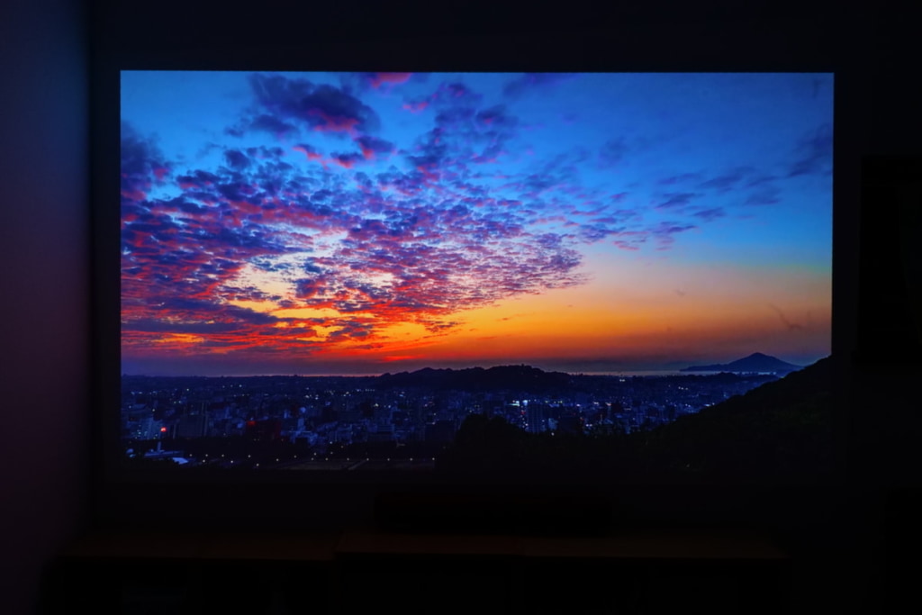XGIMI Halo+ （プラス）で夕焼けを投影している様子