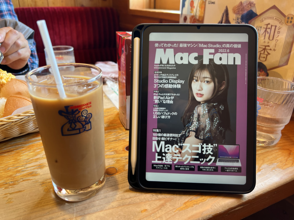 MOFT iPad mini 6 Snapケース＆スタンドセットで雑誌を読んでいる様子