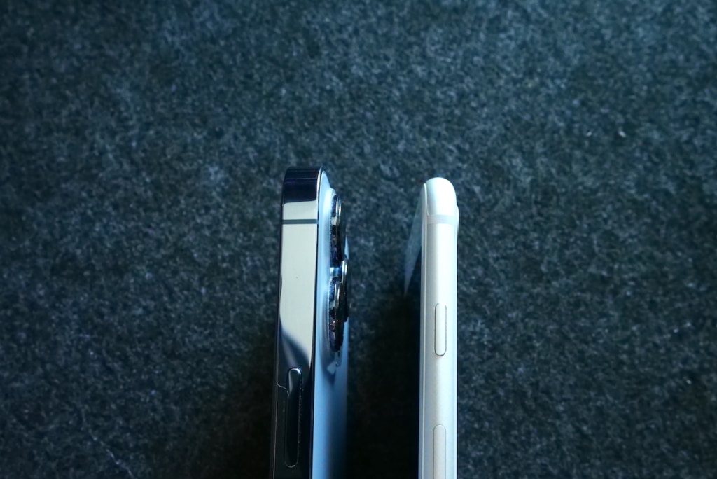 角張ったiPhone 13シリーズ（左）と角丸なiPhone 8（右）