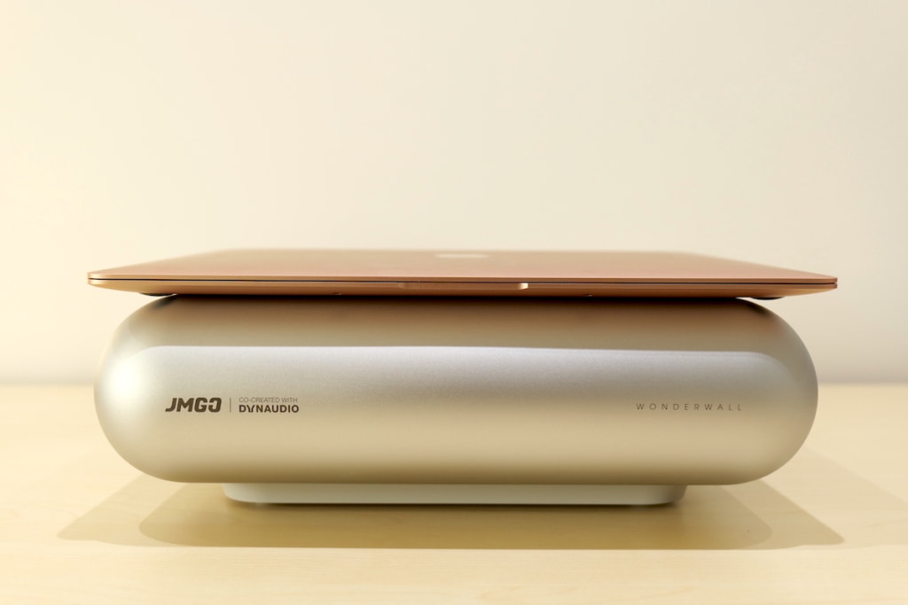 JMGO O1のサイズは高さ以外MacBook Airに近い