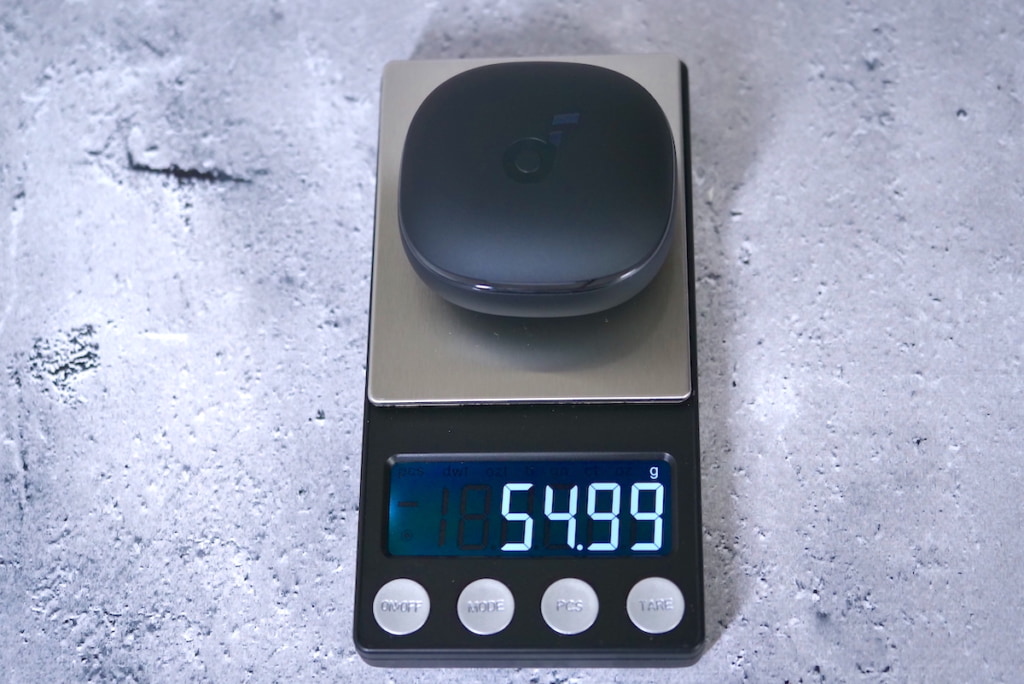 充電ケースの重量はイヤホン本体を入れた状態で「54.99g」