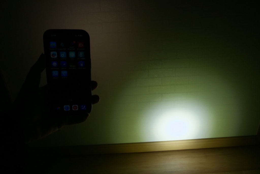 iPhone 14 ProのLEDライトよりEB3Aの方が明るい