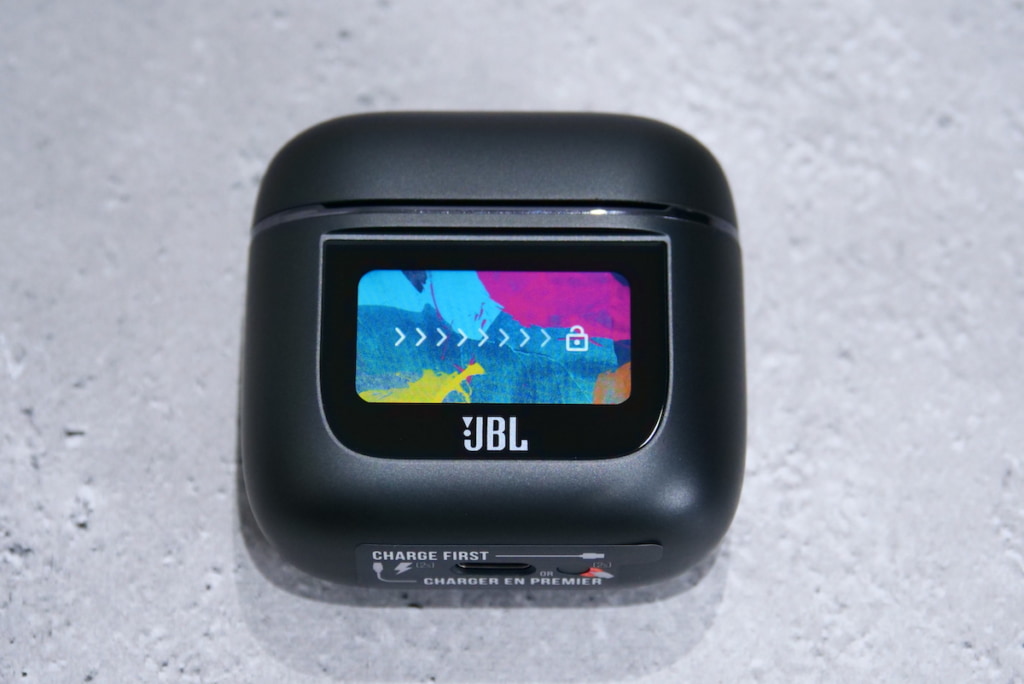 JBL TOUR PRO 2 レビュー】世界初のスマートタッチディスプレイ搭載充電ケースがすごい完全ワイヤレスイヤホン！ | たいしょんブログ