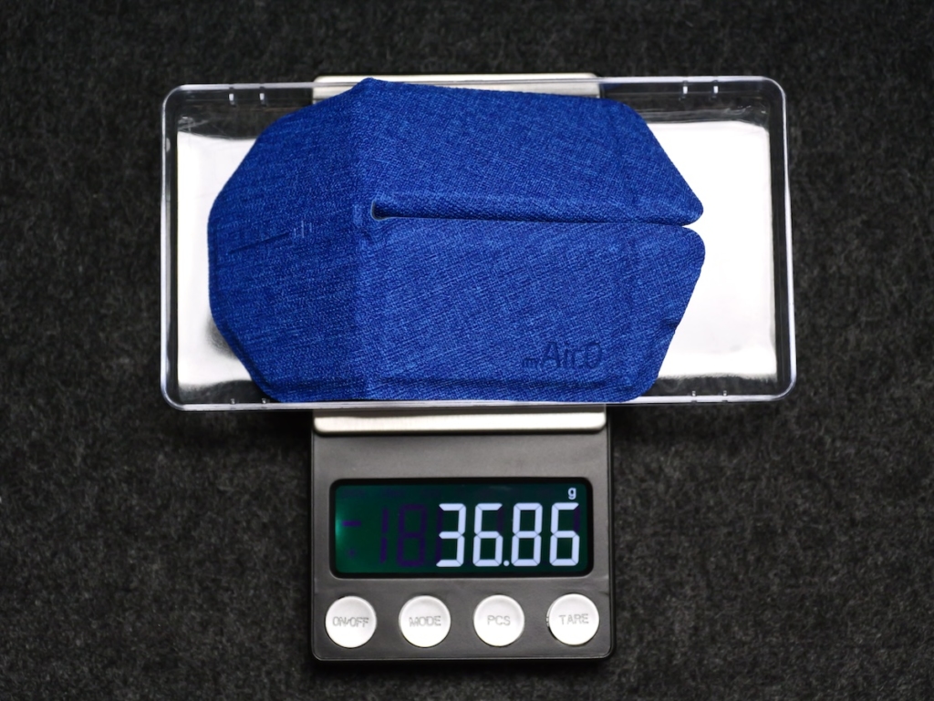 OriMouseの重さをスケールで計測している画像