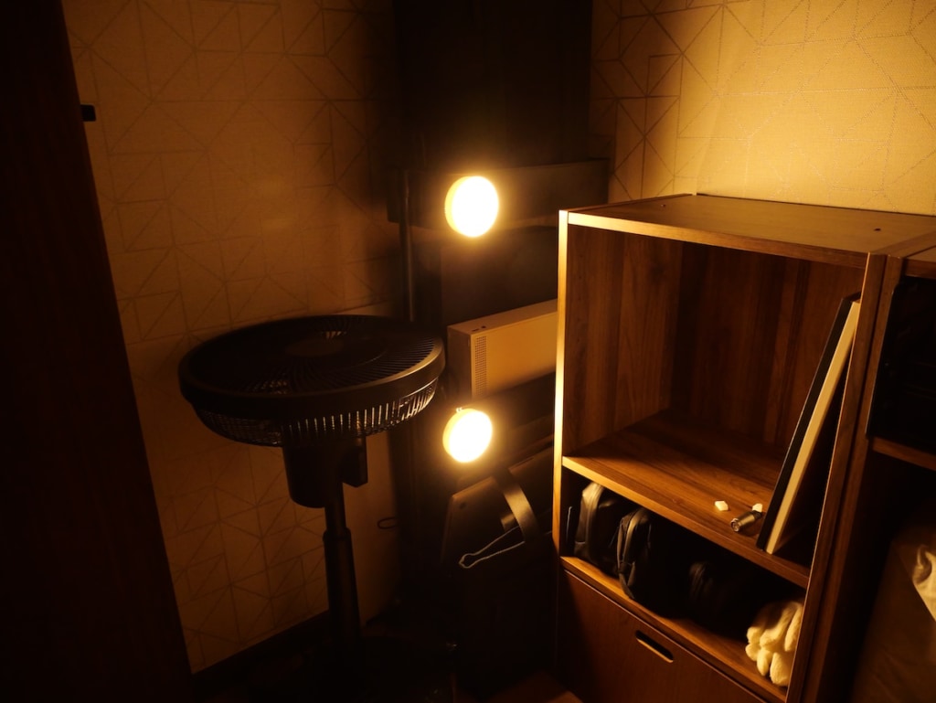 ダイソー人感・明暗センサーLEDライトをクローゼットで2灯使用している画像