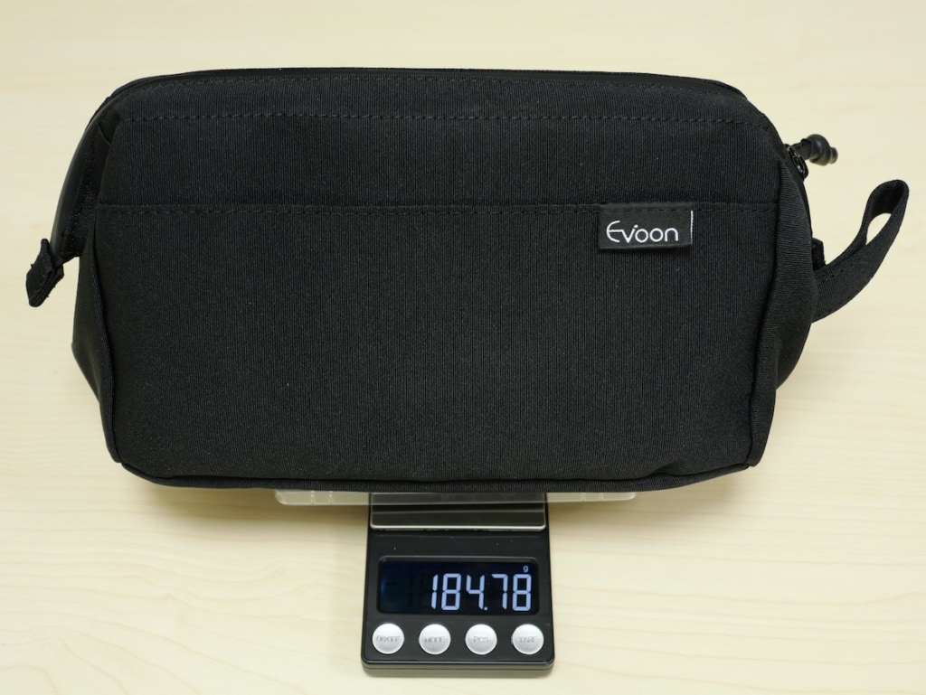 Evoonのガジェットポーチの重さを測定している画像