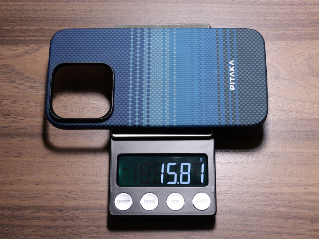 PITAKA MagEZ Case 5の重さを計測している画像