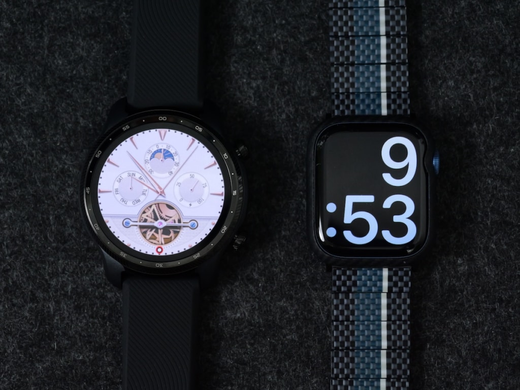 TicWatch Pro 3 Ultra GPSとApple Watch 7 41mmモデルを並べた様子